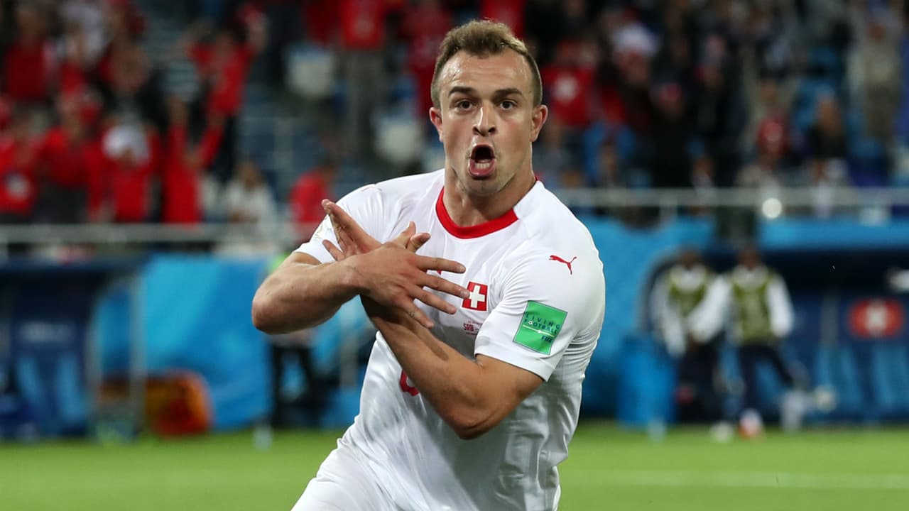 <b>Xherdan Shaqiri,</b> suizo de origen albanés, realizó el gesto de la 'doble águila' en un duelo ante Serbia que escribió un nuevo capítulo de problemas políticos en el futbol.