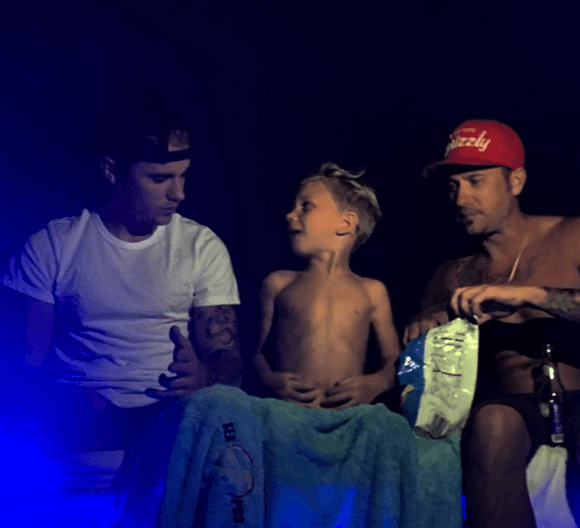 Eso no nos sorprende, ya que desde hace tiempo el músico ha hecho declaraciones de que son sus hermanitos los encargados de hacer que él sea una mejor persona.