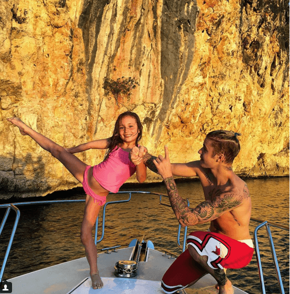 El intérprete de 'Sorry' pasa momentos increíbles con sus hermanos, al lado de ellos, se olvida de los paparazzis y los escándalos, ellos son su verdadero escape de la realidad.