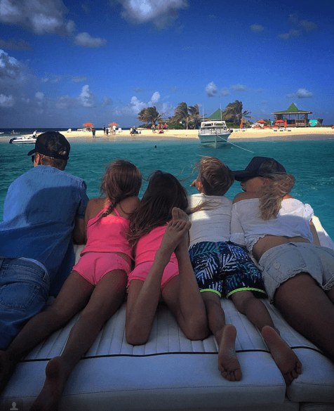 Justin declaró en sus redes: "No puedo creer cómo amo a estos dos pequeños, ellos son los responsables de que yo sea una mejor persona y estoy seguro que un día seré un gran padre, gracias a ellos".