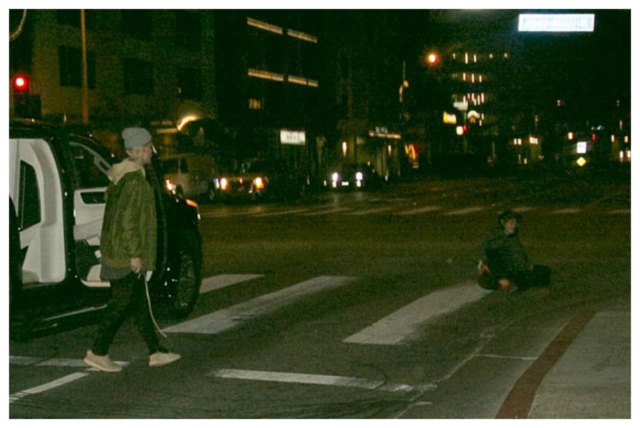 Justin se volvió un auténtico salvador al ayudar a una señora que tuvo un accidente en la mitad de la carretera.