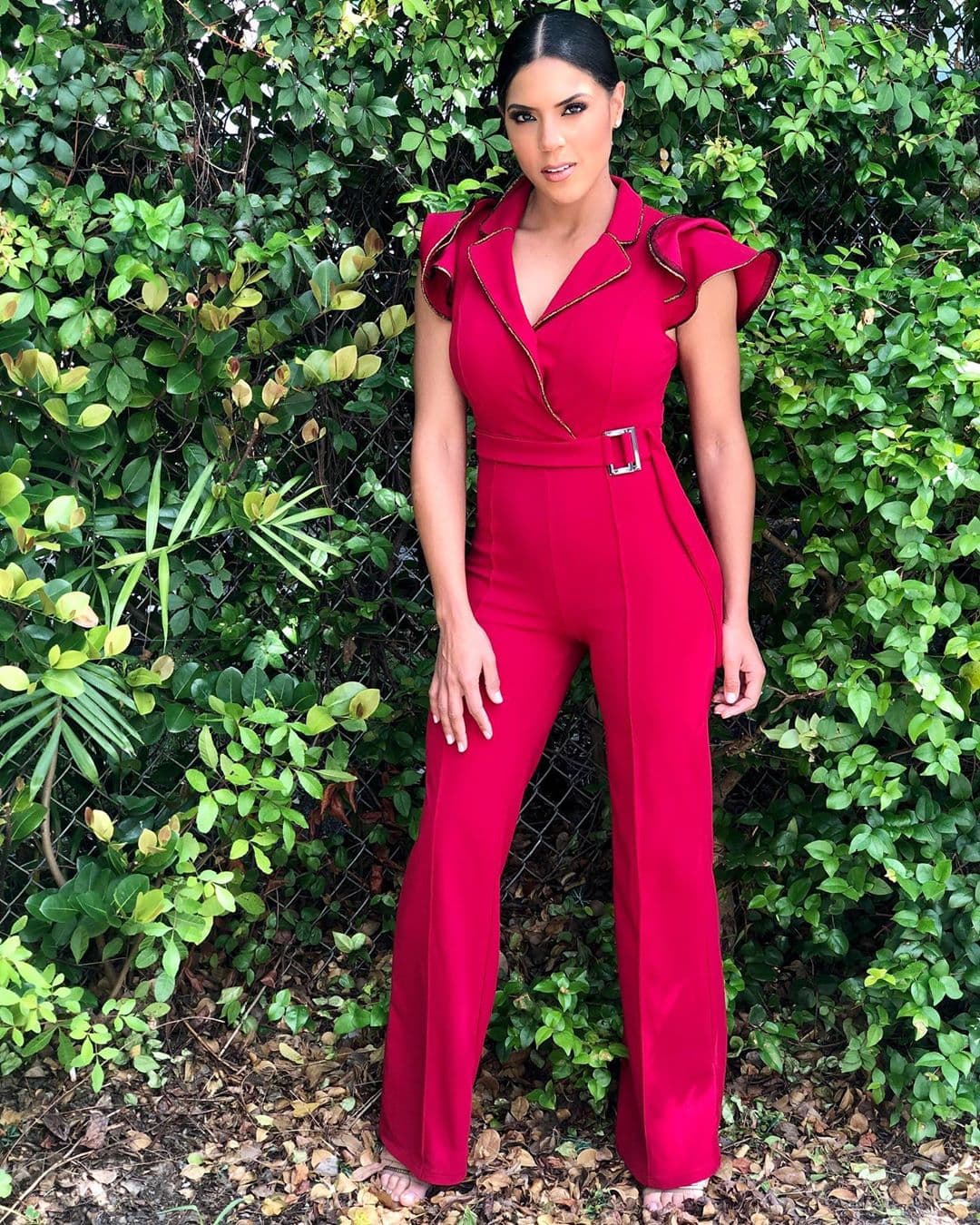 A Francisca Lachapel le encantan los tonos vibrantes como el que usó en este enterizo. En las recientes semanas también contó que se siente más cómoda usando pantalón que vestidos, sin embargo busca que estos se vean igual de vanguardistas.