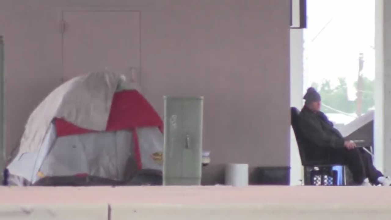 Miembros del concilio de Austin discuten medidas para ayudar a indigentes en la ciudad