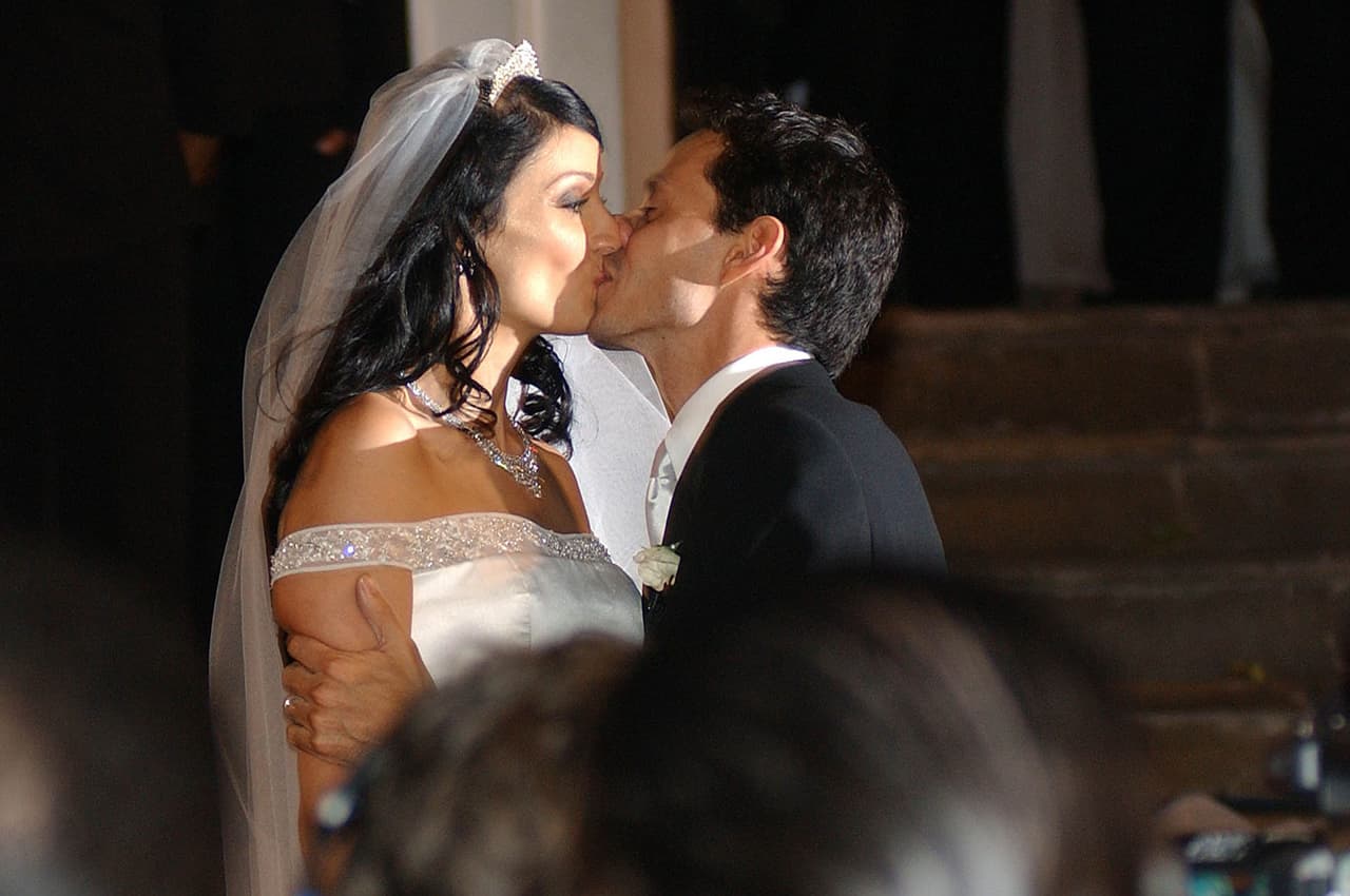 Su primera esposa fue la bella ex Miss Universo, Dayanara Torres, con quien estuvo casado del 2000 al 2003.