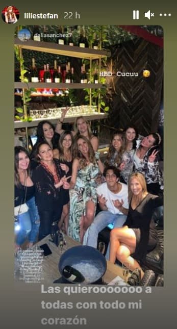 La conductora cubana contó que desde una semana antes comenzaron los regalos. Su familia y amigos le prepararon una bella convivencia en un restaurante de Miami. En la foto que compartió Lili en Instagram podemos ver a su tía Gloria Estefan y sus hijos posando muy divertidos.