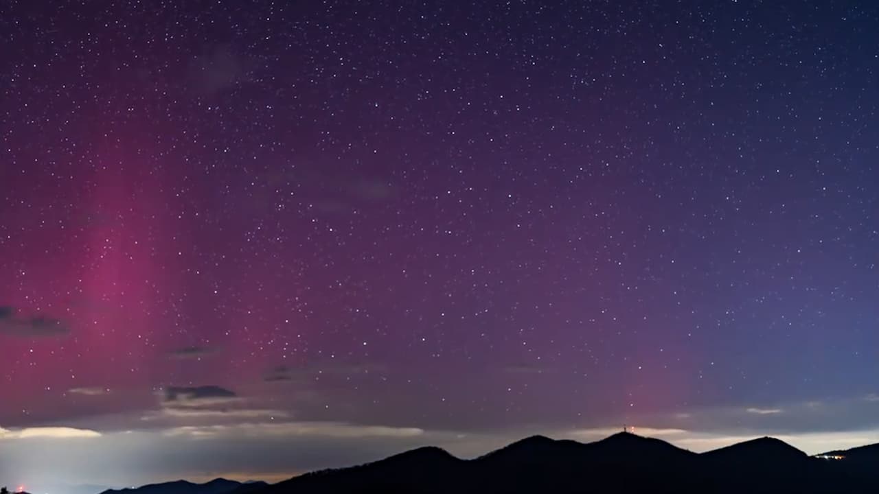Espectáculo de auroras boreales iluminaron el cielo de Asheville, en Carolina del Norte