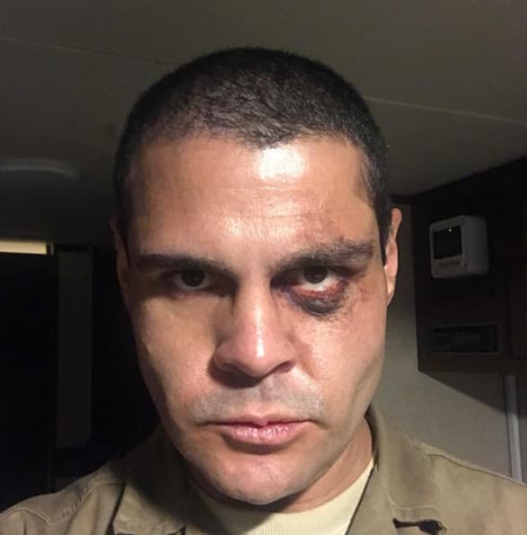 Marco tuvo que esperar paciente para que los maquillistas lo prepararan para cada escena.