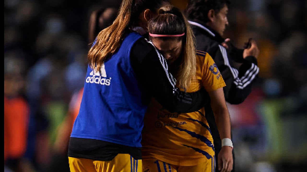 Acuden a estadio a protestar por salida de Katty Martínez