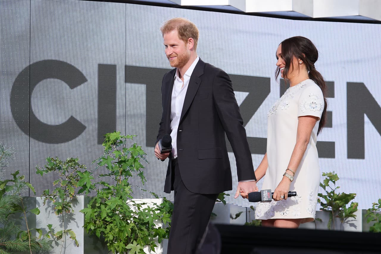 "Hola a todos. 
<b><a href="https://www.univision.com/shows/despierta-america/prensa-britanica-reacciona-con-criticas-y-comparaciones-a-la-visita-de-meghan-markle-y-el-principe-harry-a-ny-video" target="_blank">Es tan bueno estar de regreso aquí con todos</a></b> ustedes", dijo, "sabemos que se siente como si esta pandemia hubiera estado sucediendo desde siempre. Lo entendemos. Ha sido mucho, y algunas personas lo han superado [...] Hay tanto que podemos hacer hoy que puede acercarnos a poner fin a esta pandemia, y es por eso que estamos todos aquí".
<br>