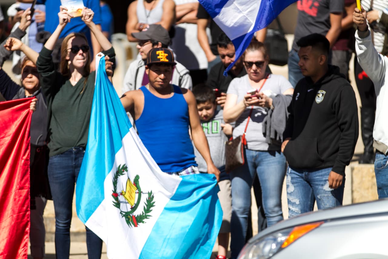 La colorida y concurrida manifestación de respaldo a los inmigrantes en Austin contó con la participación de personas de varias nacionalidades y diversas comunidades.