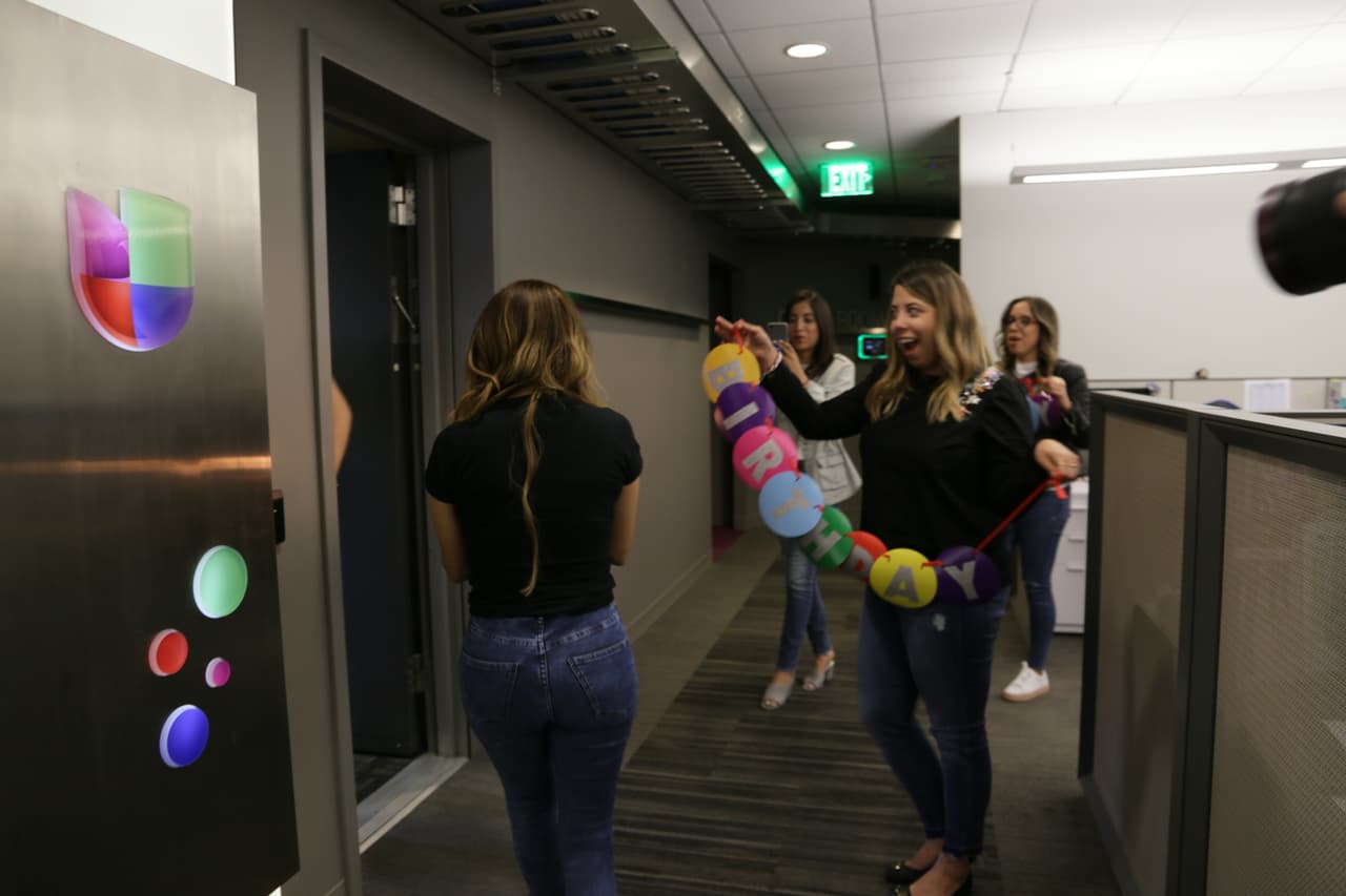 Seguidos de algunos compañeros de la oficina.