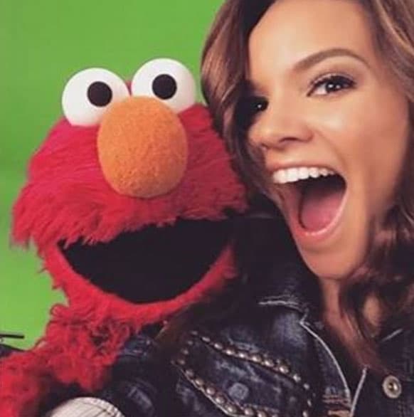 Leslie Grace posando con Elmo.