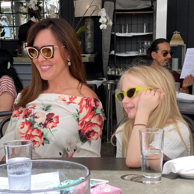 Ambas comparten gustos similares y así lo ha dejado saber la pequeña Zoe en su perfil de Instagram al contarle a sus más de 8 mil seguidores que a la presentadora y a ella les encantan 
<b>usar gafas de sol porque hacen que sus 'outfits se' vean geniales.</b>