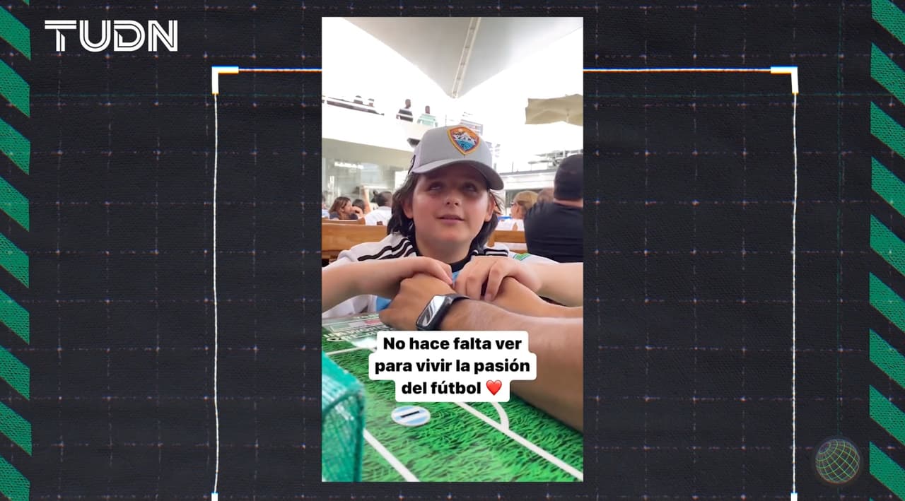 Lionel Messi hace sentir el futbol a niño invidente 