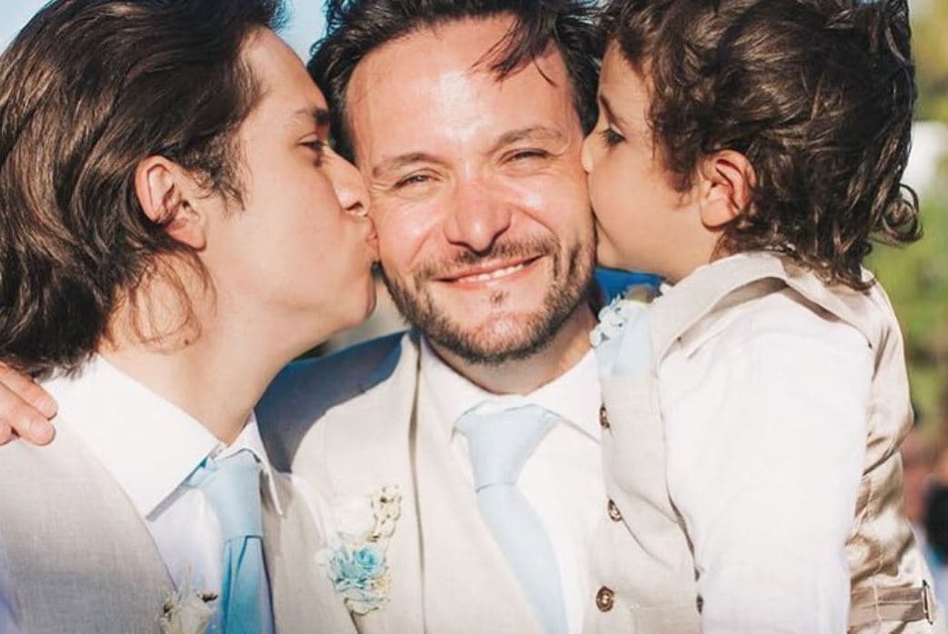 Santiago Cachero -hijo de la primera relación de Rodrigo Cachero con la actriz Larisa Mendizábal - y que 
<b>entregara a su padre en el altar</b>- junto al pequeño Ían, se fundieron en un tierno beso con papá.