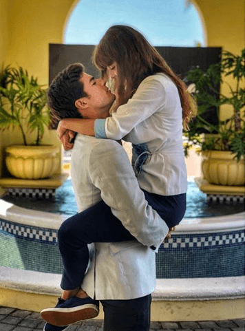 La química entre ambos trascendió la pantalla y comenzaron a surgir rumores de que eran pareja. Sin embargo, ambos lo negaron con vehemencia.