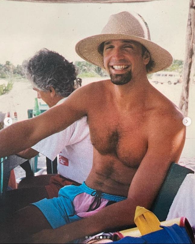 "El cab... más loco y amoroso que conocí en la vida. Hace 23 años murió. Yo ya soy diez años más viejo de lo que era él la última vez que lo vi, aún así, sigue siendo mi hermano mayor. Y lo extraño", externó el esposo de Zuria Vega.