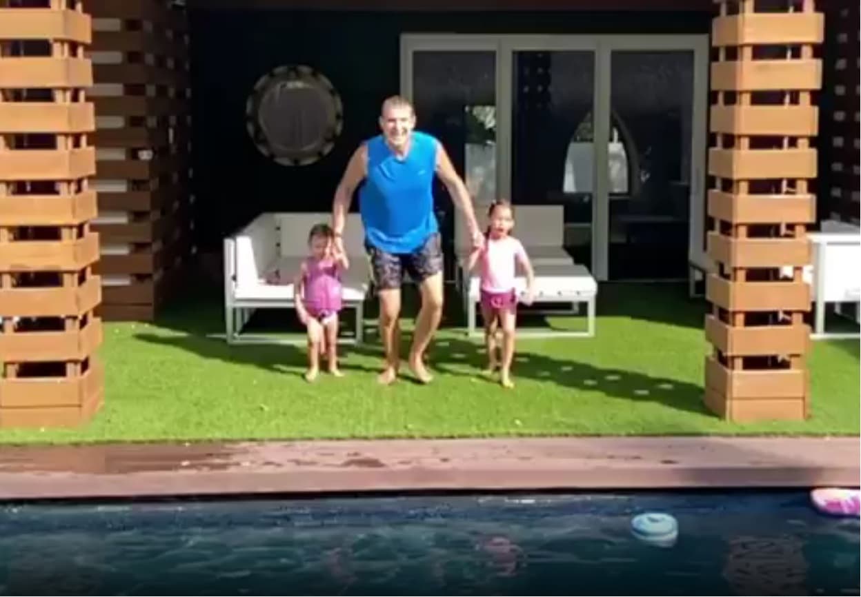 Para Alan Tacher la familia es lo más importante, pero esta cuarentena lo hemos visto más entregado a sus hijos. En Instagram nos dejó ver un divertido video tirándose a la alberca con sus hijos más pequeños.