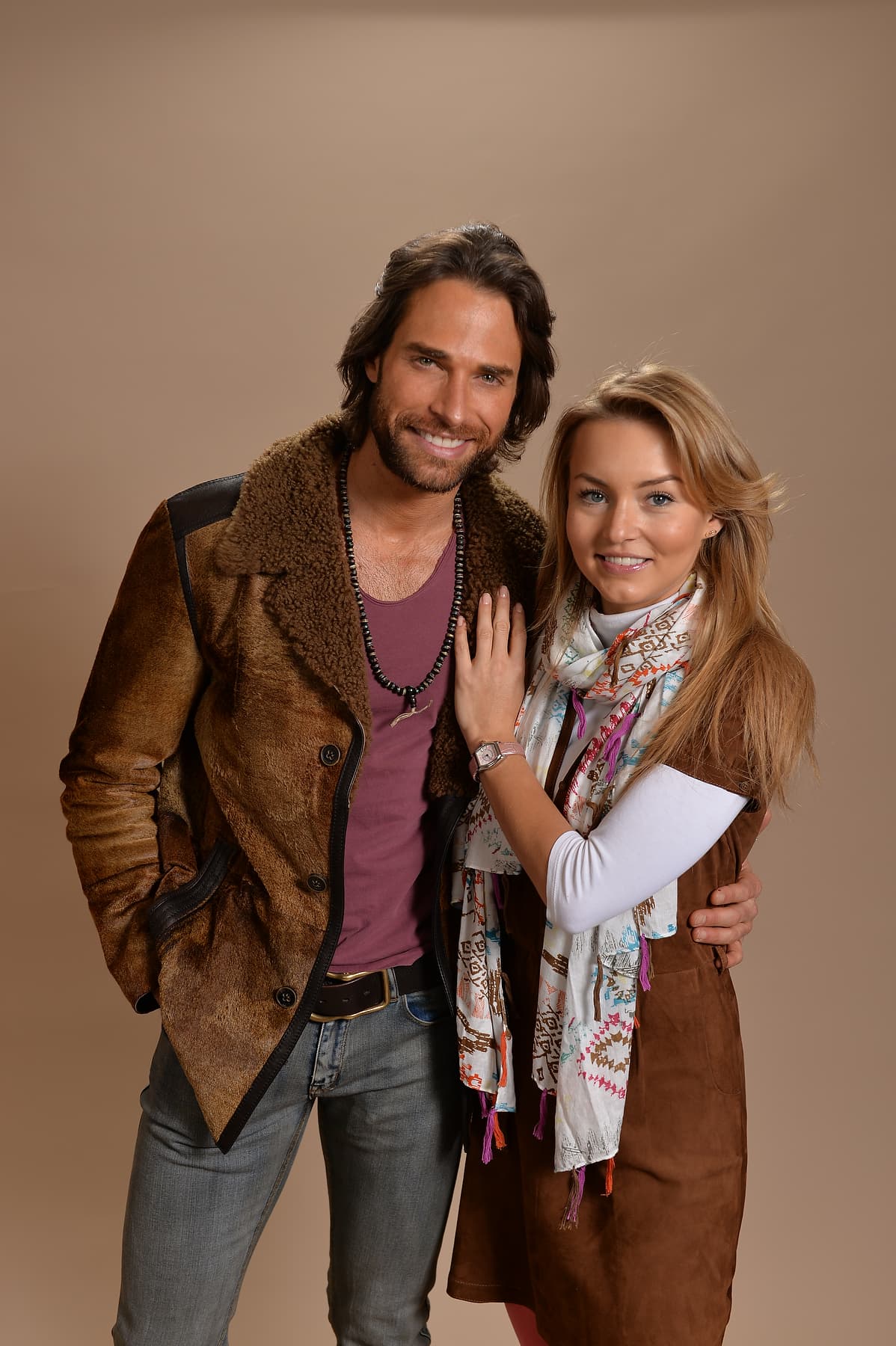 <span class="cms-h3-H3"><b>15.</b></span> Si es que Angelique lo acompaña en esta gala, seguro no se le despegará ni un momento al galán. Recordemos que en 2014 así los vimos juntitos hasta en los ensayos recorriendo todos los pasillos del lugar.