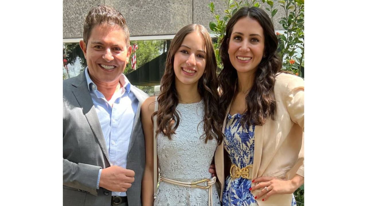 Ernesto Laguardia, su hija Barbi y su esposa Patricia Rodríguez