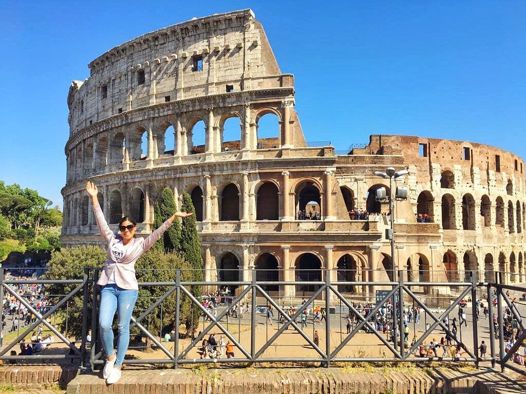 Esta es la segunda vez que la exreina de Nuestra Belleza Latina recorre Italia, sin embargo en esta ocasión luce más feliz que nunca. Las fotografías de este viaje han sido admiradas tanto por sus seguidores como por sus compañeros del show, quienes le han deseado que disfrute al máximo su estadía en el bello país.