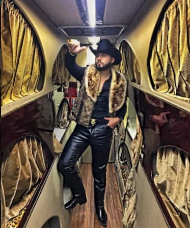 Otro apasionado de la moda, los sombreros, las botas y las chamarras es Saúl 'El Jaguar' Alarcón.