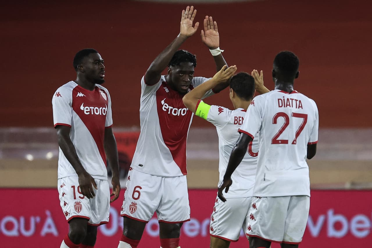 Axel Disasi encontró al 80' el gol que los mantiene dentro de la elimonatoria.