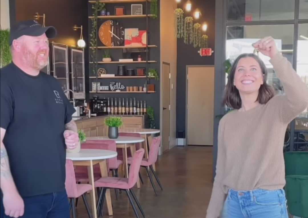 La tiktoker muestra las llaves de la casa que consiguió gracias al último trueque que hizo con un tráiler.
