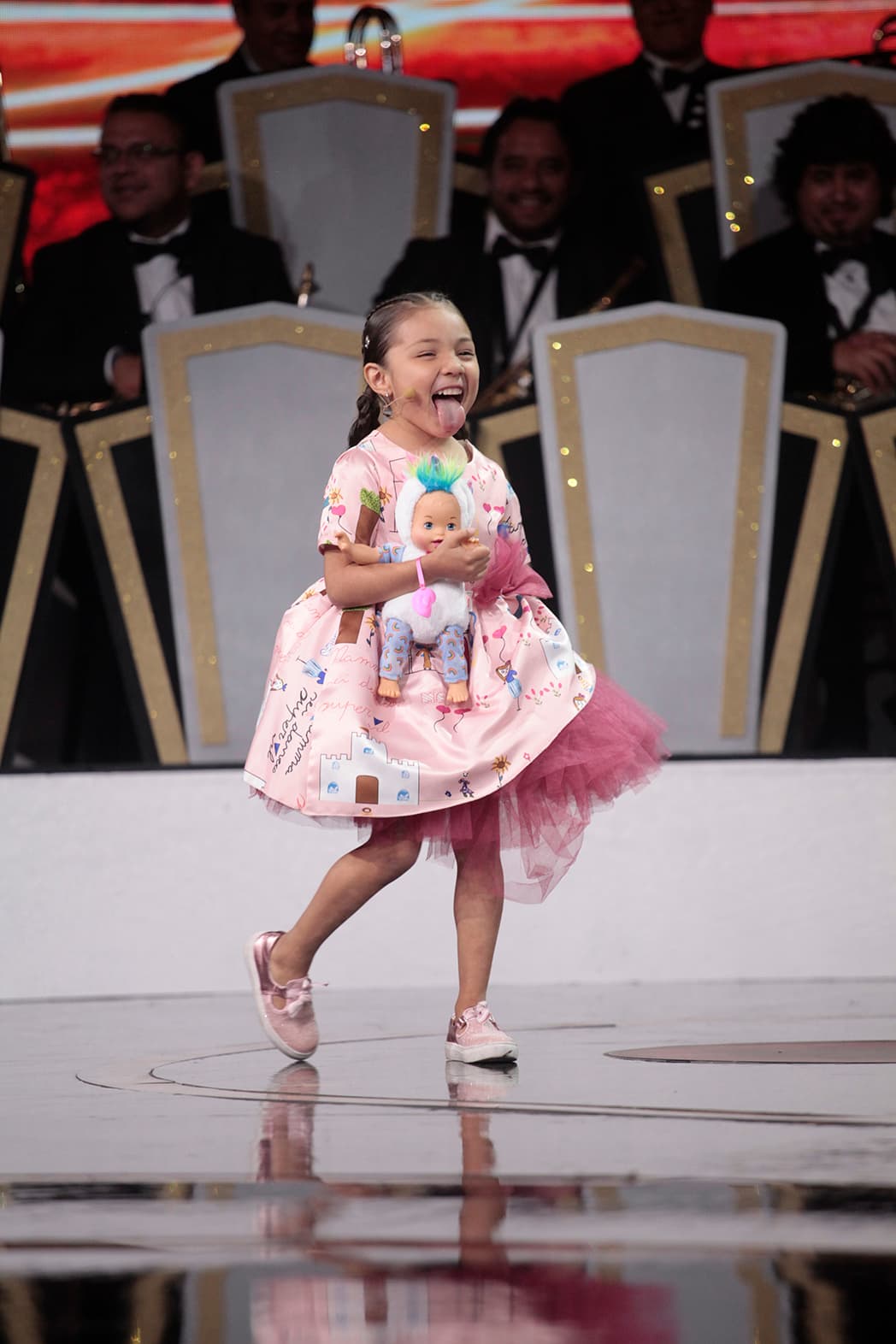 La siguiente capitana en arribar al escenario de Pequeños Gigantes fue Sarilú. La pequeña de Mérida, Yucatán, compartió su día con Karol Sevilla, juntas fueron a un zoológico, donde pudieron alimentar jirafas y a algunos otros animales. La pasaron muy bien.