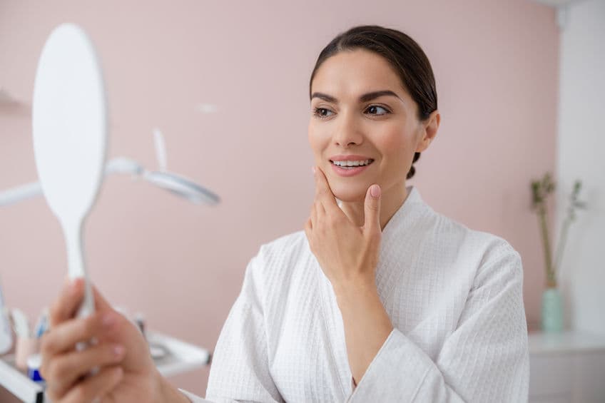 Ahora que ya sabes en qué consiste, también ten presente que existen efectos secundarios, y antes que nada debes saber que, como todo procedimiento quirúrgico, conlleva riesgos si no se realiza adecuadamente, por eso debes asistir a una clínica confiable donde te garanticen que no te sucederá nada.