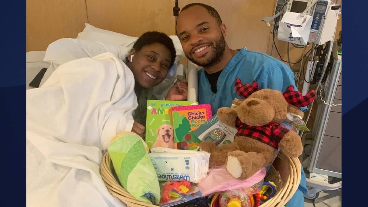 El hospital le entregó a los padres de los gemelos una canasta de regalo llena de nuevos artículos para bebés y tarjetas de regalo.