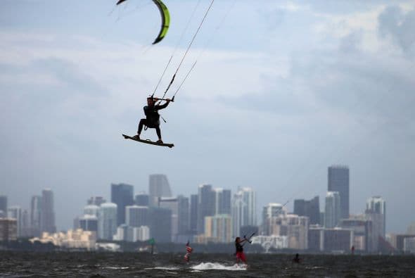 Se mantiene una vigilancia de tormenta (paso en 48 horas) desde el norte de Flagler Beach hasta los cayos en el sur de Florida y desde el río Savannah hasta la ensenada de Oregon, en Carolina del norte.