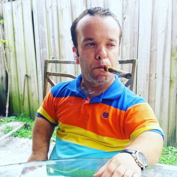 Sus compañeros en la escuela le hacían bullying, por lo que varias veces pensó en quitarse la vida: "Yo vivía en un séptimo piso y me acuerdo que una vez mirando pa' afuera en el balcón yo decía que ahí yo podía terminar con todo eso, (me preguntaba) si quería vivir así, es ahora o es nunca", agregó en la charla con Tanya.
<br>