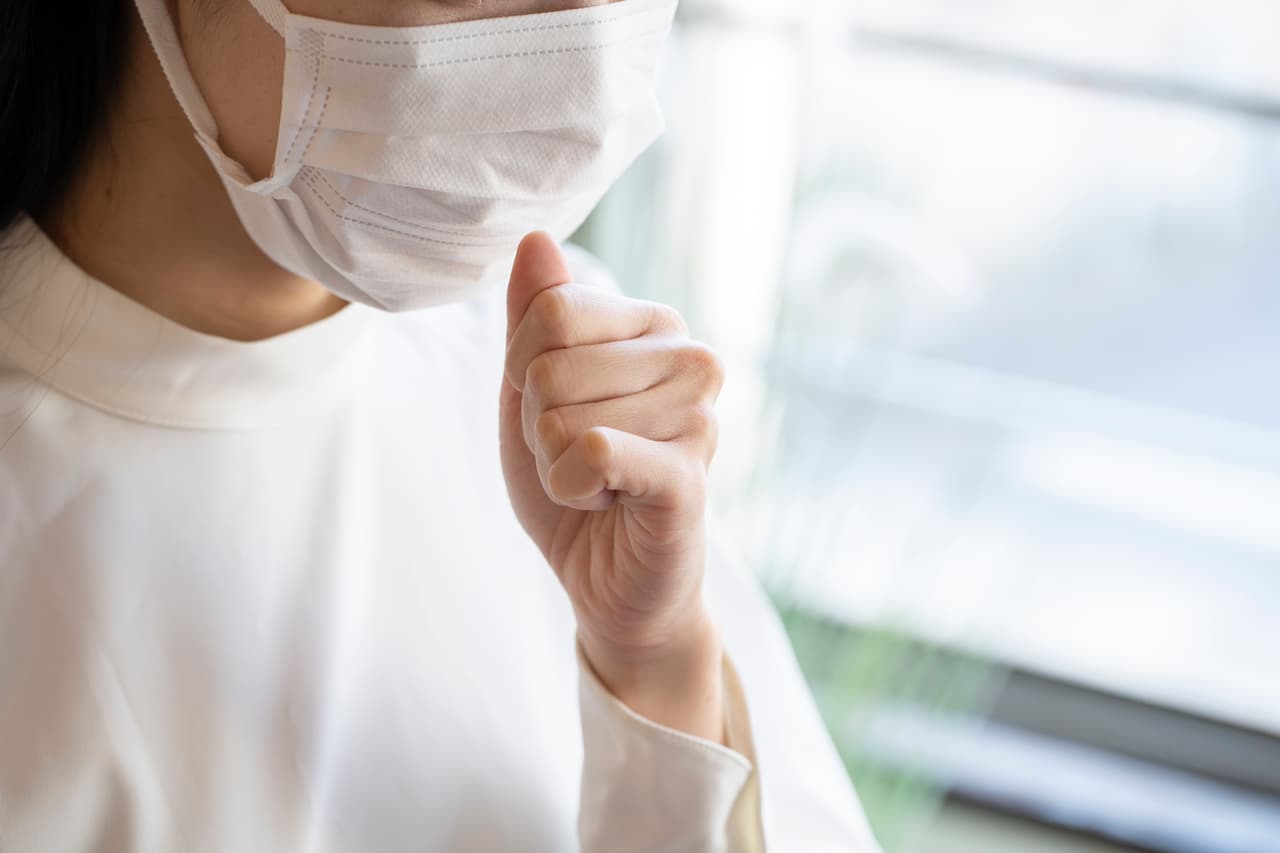 <b>Use una máscara si sospecha que está enfermo:</b> sirve para evitar que se propague el virus a otras personas. Los CDC advierten que el uso de máscaras no especializadas por personas sanas no garantiza la protección. 
<a href="https://www.univision.com/noticias/salud/20-enfermedades-que-cambiaron-al-mundo-las-epidemias-mas-devastadoras-de-la-historia-fotos-fotos">Vea aquí las epidemias más devastadoras de la historia </a>