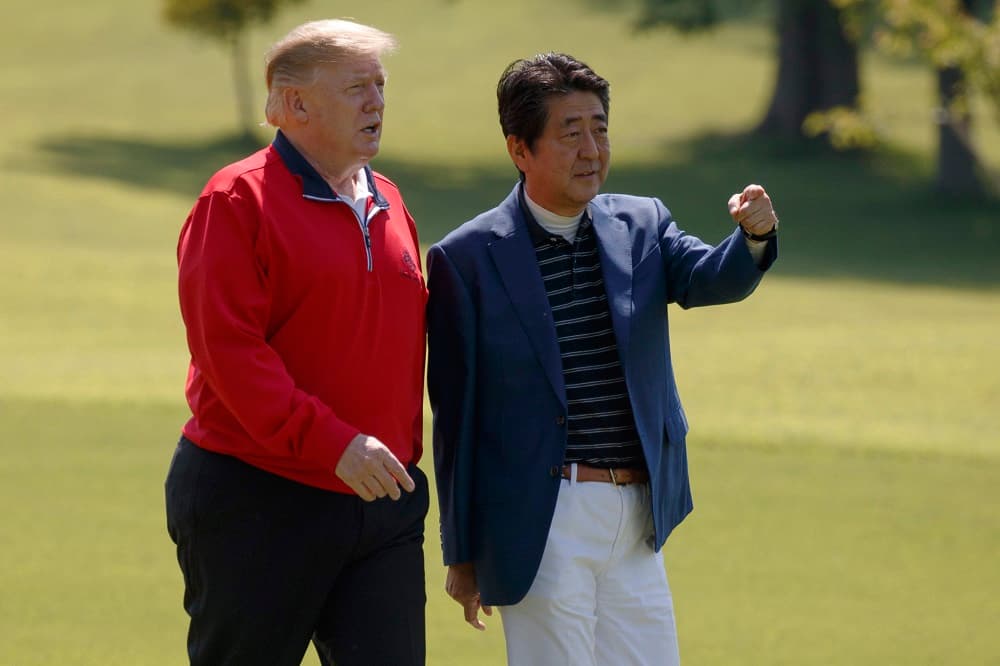 Japón también lidia con la amenaza continuada de Corea del Norte, mientras que Trump ha restado importancia a las últimas pruebas norcoreanas de misiles de corto alcance, que podrían llegar a Japón.