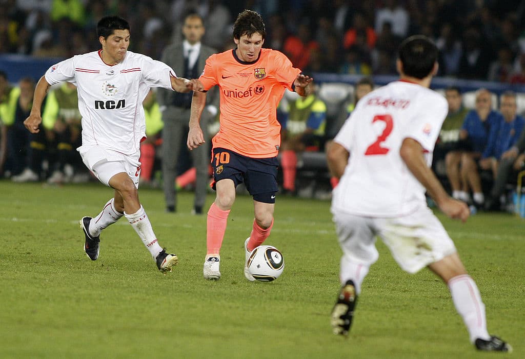El inovidable Barcelona de los seis títulos guarda recuerdos como granos de arena una playa, pero uno de los más grandes surgió el 19 de diciembre del 2009.
<br>Barcelona caía en la final ante Estudiantes en el Mundial de Clubes. Al minuto 88, Pedro igualó el marcador. La prórroga se hizo necesaria en un duelo harto complicado.
<br>Otra vez Xavi y otra vez Messi, y el juego se resolvió a los 110 con un gol de remate de pecho de Lio.