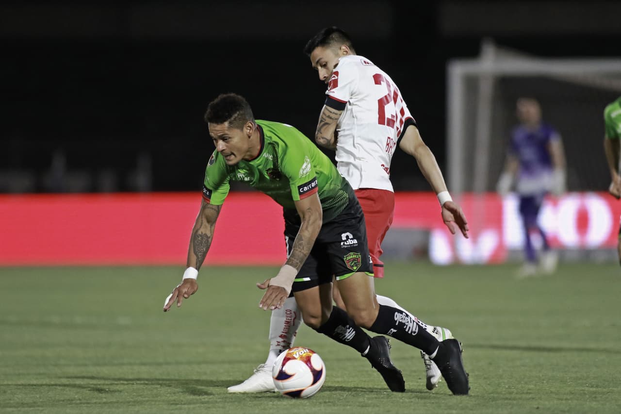 La primera parte fue muy ríspida y sosa. Hubo pocas llegadas en ambas porterías y por momentos la monotonía se apoderó del futbol.