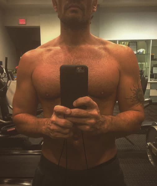 ¿Qué tal esos pectorales y bíceps? ¿A quién no le gustaría recibir un abrazo de este bombón?