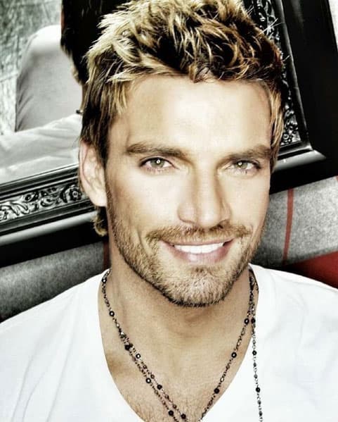 Con este look provocó muchos suspiros, pero después dejo la carrera de modelaje para dedicarse a la actuación.