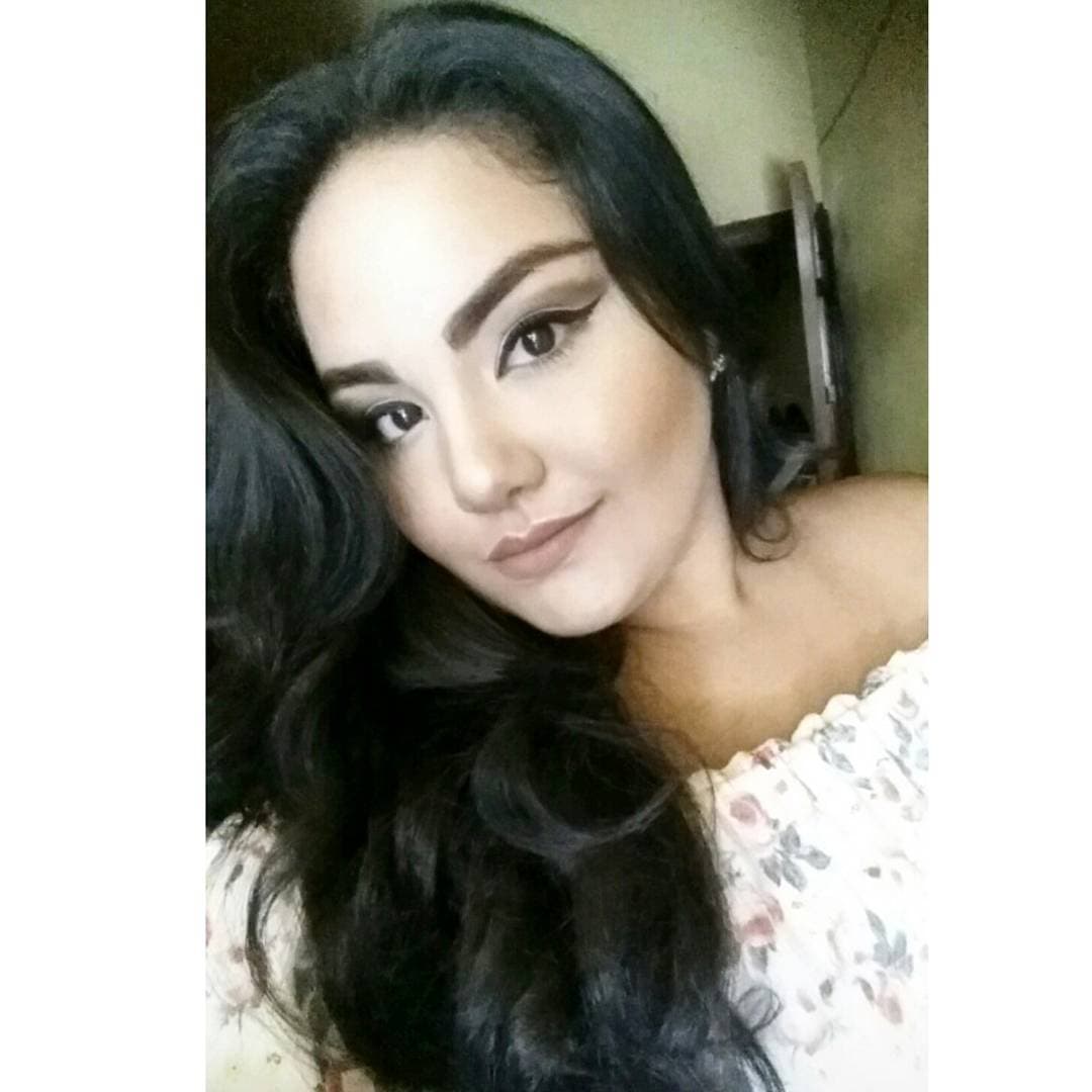 Sandra retomó el color más natural para labios que ha utilizado Selena Gómez y lo usó a su favor.