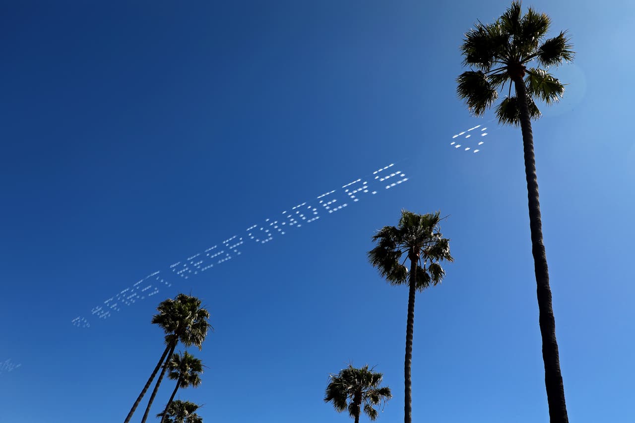 El cielo despejado del sábado 25 de abril, también fue oportuno para que mandar un mensaje aéreo de gratitud a los trabajadores de la salud y sus esfuerzos por cuidar a pacientes con coronavirus.
<br>