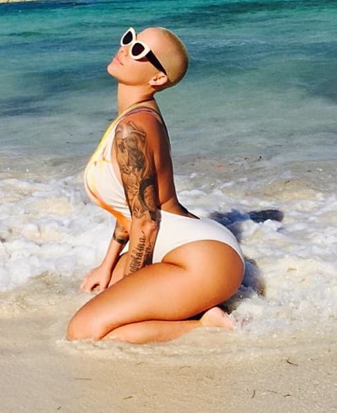 Amber Rose es otra belleza que tiene unos atributos admirables, cualquier caballero lo sabe y ella disfruta compartiendo imágenes en candentes poses, en donde su 'booty' luce espectacular desde cualquier ángulo.