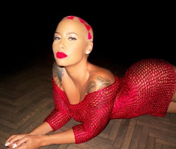 Para presumir ese exhuberante derrière, Amber usa entallados vestiditos con los que deja muy poco a la imaginación, y en 2015 le dio a sus fans el placer de disfrutar con estas fotos.