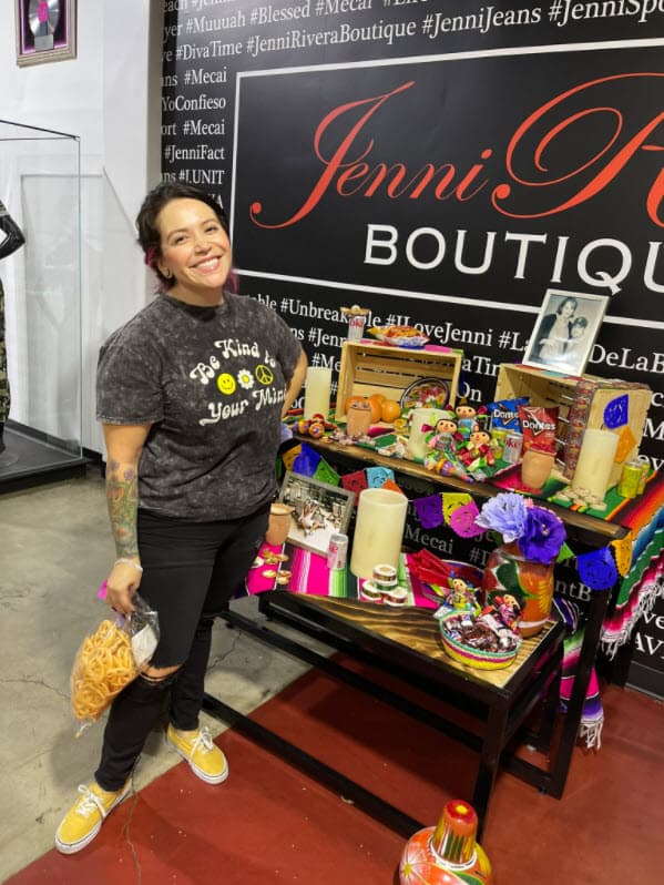 Su hermana Jacqie también posó en el altar.