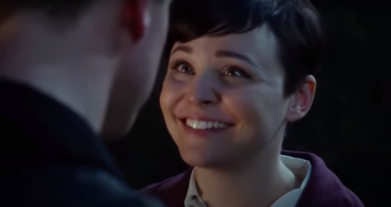 Salvo el corte de cabello, el parecido de las actrices es innegable, por lo que fue una elección de casting adecuada para la serie.