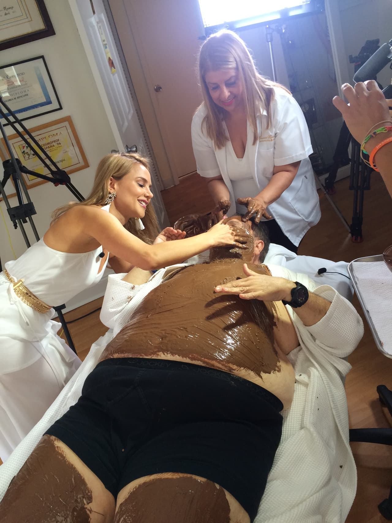 Raúl quería limpiarse todo el cuerpo, pero fue un poco complicado.