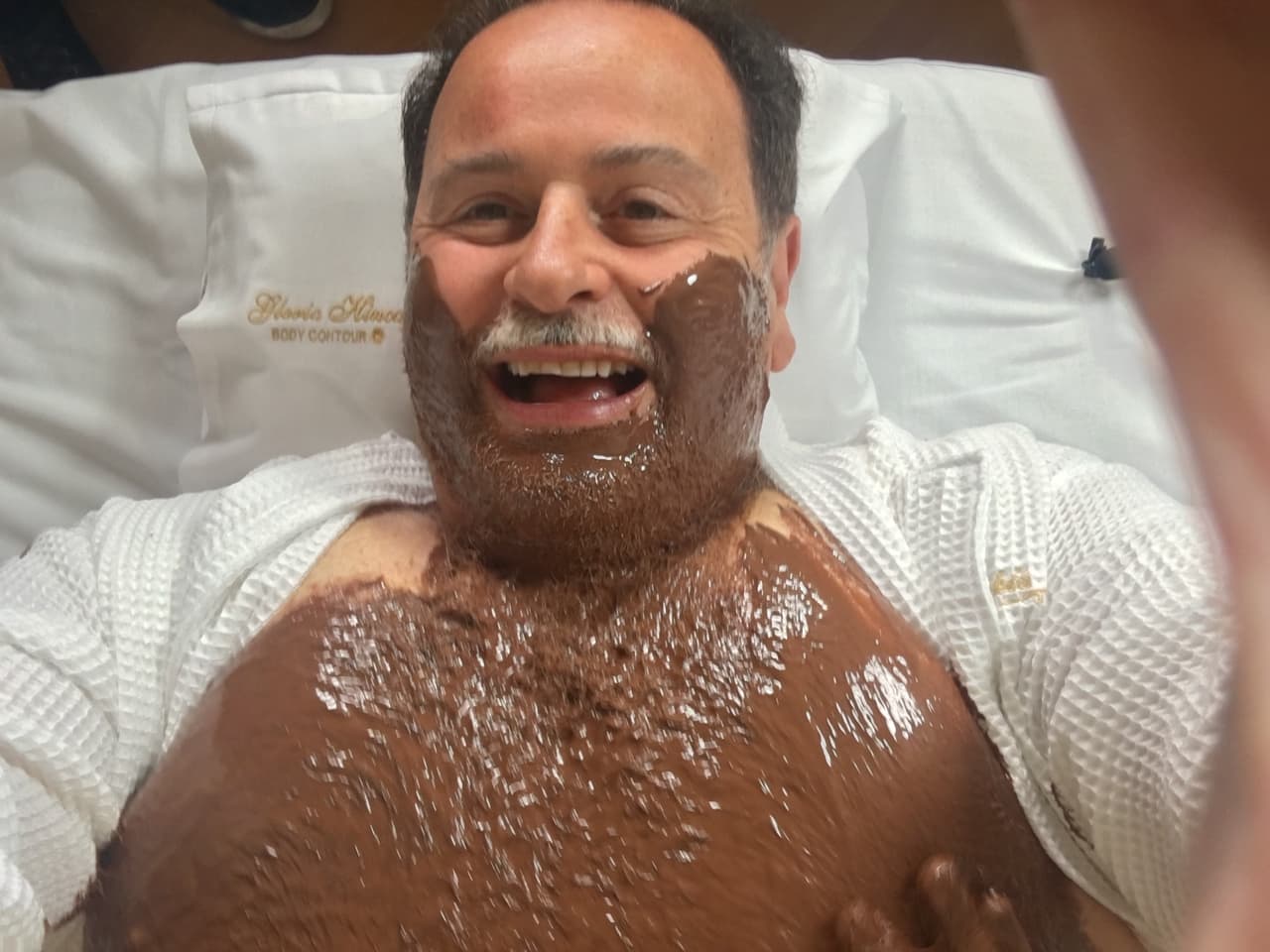 Así se tomó el Gordo una foto con su cara llena de chocolate.