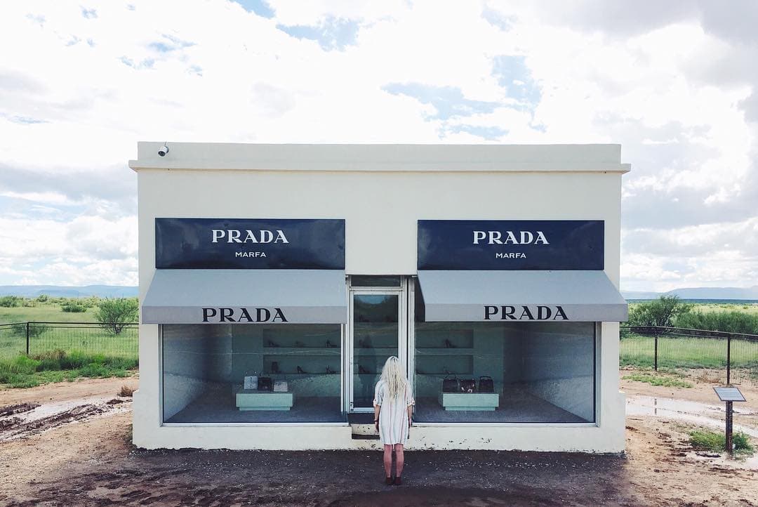 El mini edificio está diseñado en imitación de las auténticas tiendas de Prada. Lo forma una única habitación entre paredes de estuco, y dos escaparates que muestran el interior como si se tratara de la vitrina de un museo de historia natural. El Departamento de Transporte de Texas denunció que se trataba de un estandarte publicitario hacia la marca y estuvieron a punto de derribar la tienda. Al final concluyeron que tenía valor artístico.