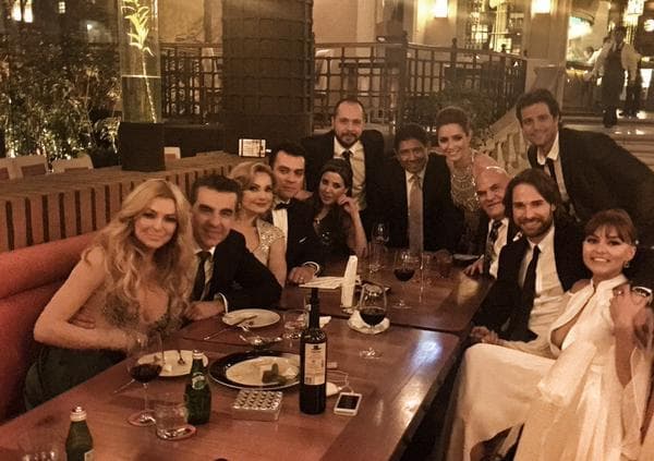 Rodeados de amigos, pero uno al lado del otro, hacía pensar que las dos estrellas estaban saliendo. Y de hecho, una amiga soltó un poco la lengua.