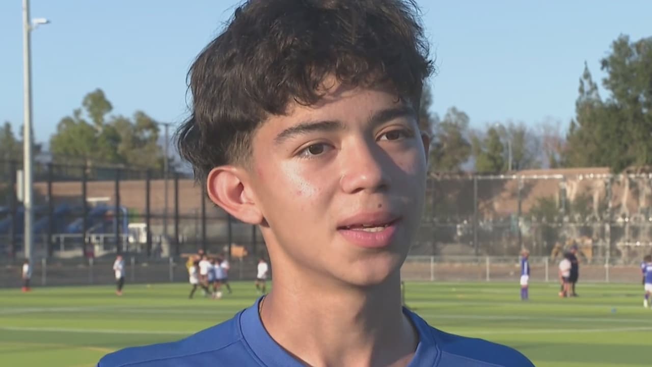 Hacer sentir “orgullosos a mis papás”: joven hispano busca ser el mejor futbolista, es la promesa del futuro